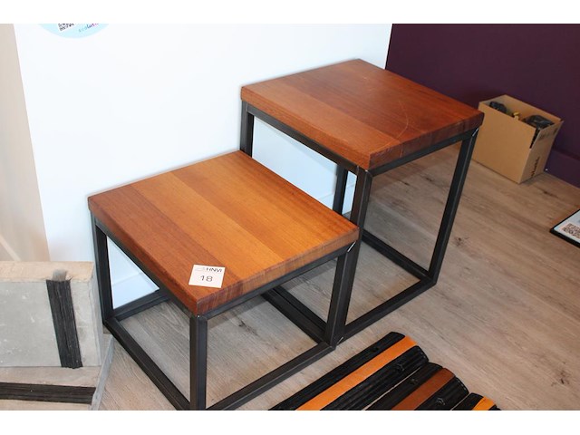 Twee bijzettafels met massief houten blad en afmeting 50 x 50 x 44/64 cm. - afbeelding 1 van  2