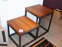 Twee bijzettafels met massief houten blad en afmeting 50 x 50 x 44/64 cm.