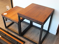 Twee bijzettafels met massief houten blad en afmeting 50 x 50 x 44/64 cm. - afbeelding 2 van  2