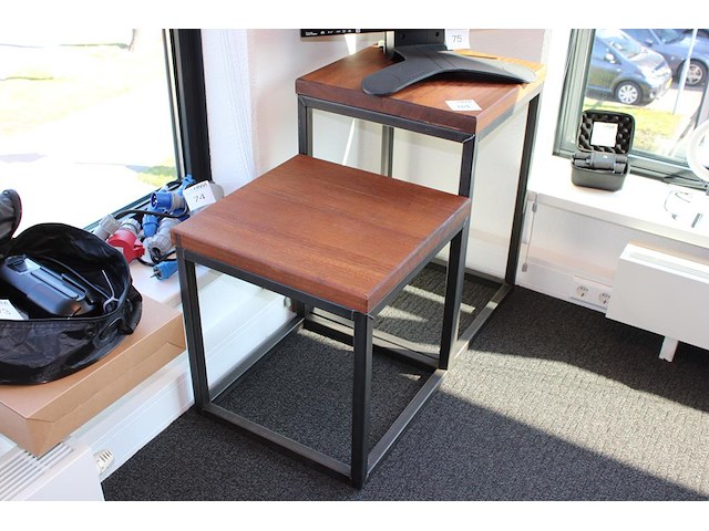 Twee bijzettafels met massief houten blad en afmeting 50 x 50 x 44/64 cm. - afbeelding 1 van  2