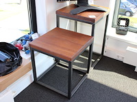 Twee bijzettafels met massief houten blad en afmeting 50 x 50 x 44/64 cm. - afbeelding 1 van  2