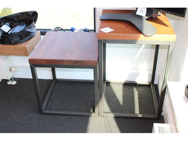 Twee bijzettafels met massief houten blad en afmeting 50 x 50 x 44/64 cm. - afbeelding 2 van  2