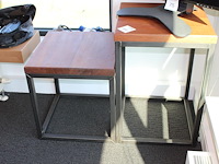 Twee bijzettafels met massief houten blad en afmeting 50 x 50 x 44/64 cm. - afbeelding 2 van  2