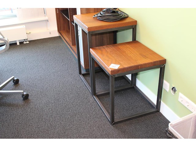 Twee bijzettafels met massief houten blad en afmeting 50 x 50 x 44/64 cm. - afbeelding 1 van  2