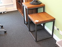 Twee bijzettafels met massief houten blad en afmeting 50 x 50 x 44/64 cm. - afbeelding 1 van  2