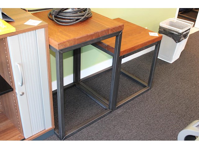 Twee bijzettafels met massief houten blad en afmeting 50 x 50 x 44/64 cm. - afbeelding 2 van  2