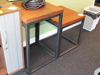 Twee bijzettafels met massief houten blad en afmeting 50 x 50 x 44/64 cm. - afbeelding 2 van  2