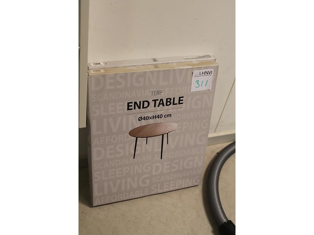 Twee bijzettafeltjes terp met doorsnede 40 cm en hoogte 40 cm. - afbeelding 2 van  2