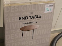 Twee bijzettafeltjes terp met doorsnede 40 cm en hoogte 40 cm. - afbeelding 2 van  2