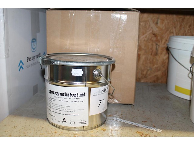 Twee blikken epoxy vloercoating lichtgrijs ral 735 met twee verfrollers. - afbeelding 1 van  3