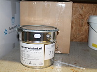 Twee blikken epoxy vloercoating lichtgrijs ral 735 met twee verfrollers. - afbeelding 1 van  3