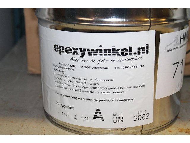 Twee blikken epoxy vloercoating lichtgrijs ral 735 met twee verfrollers. - afbeelding 2 van  3