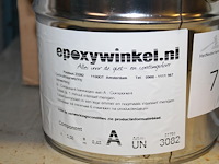 Twee blikken epoxy vloercoating lichtgrijs ral 735 met twee verfrollers. - afbeelding 2 van  3