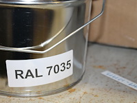Twee blikken epoxy vloercoating lichtgrijs ral 735 met twee verfrollers. - afbeelding 3 van  3