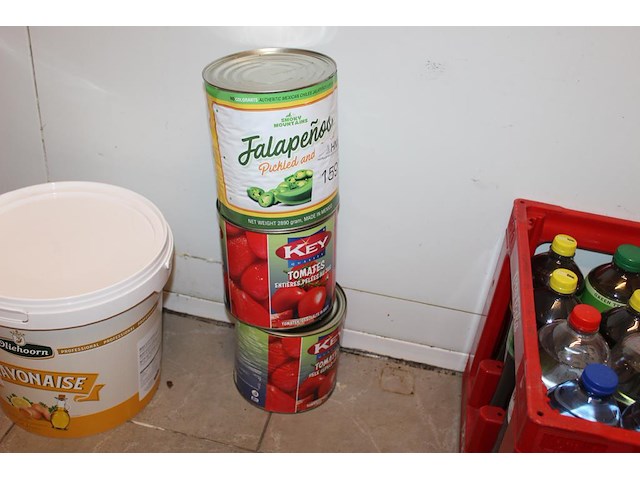 Twee blikken tomaten en blik jalapenos. - afbeelding 1 van  2