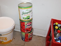 Twee blikken tomaten en blik jalapenos. - afbeelding 1 van  2