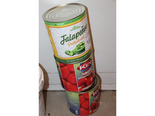 Twee blikken tomaten en blik jalapenos. - afbeelding 2 van  2