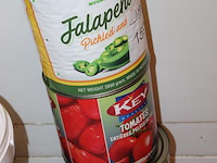 Twee blikken tomaten en blik jalapenos. - afbeelding 2 van  2