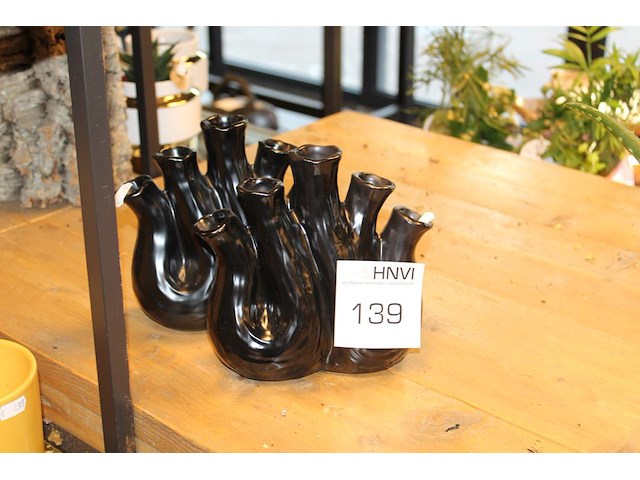 Twee bloemen vaasjes breedte 20 cm. - afbeelding 1 van  2