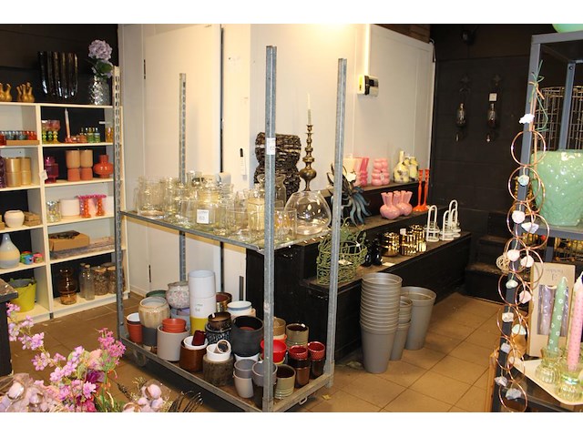 Twee bloemenkarren. excl. inhoud. afhalen na 12:00 uur. - afbeelding 1 van  2