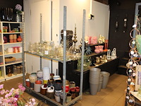 Twee bloemenkarren. excl. inhoud. afhalen na 12:00 uur. - afbeelding 1 van  2