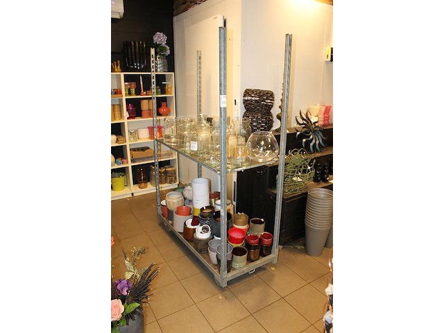 Twee bloemenkarren. excl. inhoud. afhalen na 12:00 uur. - afbeelding 2 van  2