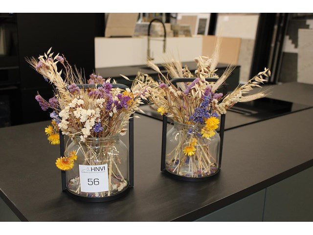 Twee bloemenvazen met droogbloemen en hoogte 28 cm. - afbeelding 1 van  2