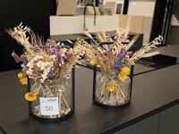 Twee bloemenvazen met droogbloemen en hoogte 28 cm. - afbeelding 1 van  2