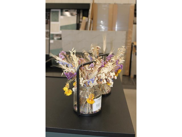 Twee bloemenvazen met droogbloemen en hoogte 28 cm. - afbeelding 2 van  2