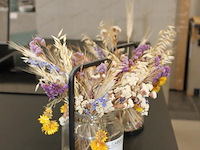 Twee bloemenvazen met droogbloemen en hoogte 28 cm. - afbeelding 2 van  2