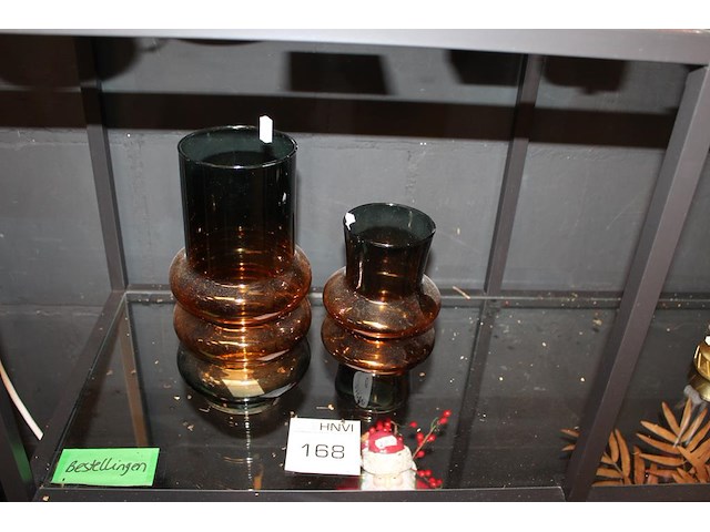 Twee bloemenvazen op schap. - afbeelding 1 van  2