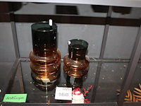 Twee bloemenvazen op schap. - afbeelding 1 van  2