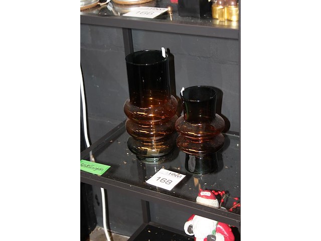 Twee bloemenvazen op schap. - afbeelding 2 van  2