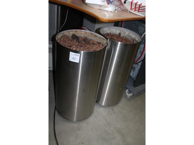 Twee bloempotten met hydrocultuur. hoogte 77 cm en diameter 40 cm. - afbeelding 2 van  2