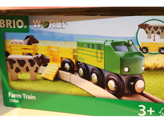 Twee boerderijtreinen. - afbeelding 2 van  2