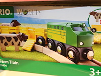 Twee boerderijtreinen. - afbeelding 2 van  2