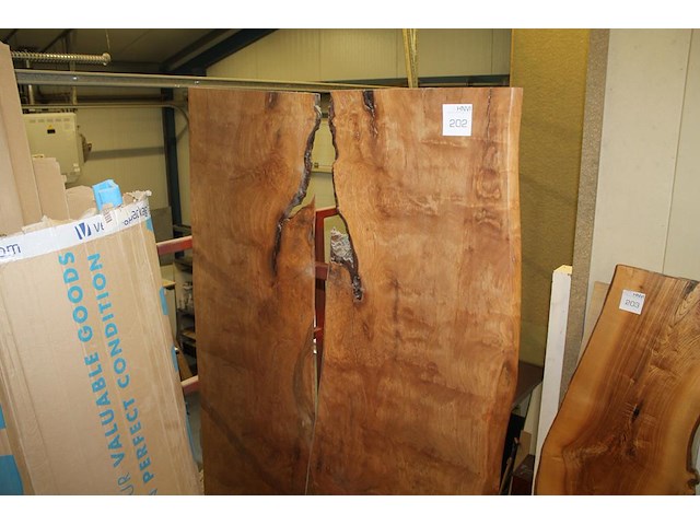 Twee boomtafelbladen circa 60 x 63 cm met dikte 22 mm. - afbeelding 1 van  5