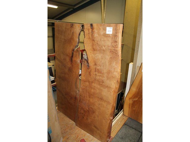 Twee boomtafelbladen circa 60 x 63 cm met dikte 22 mm. - afbeelding 2 van  5