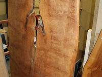 Twee boomtafelbladen circa 60 x 63 cm met dikte 22 mm. - afbeelding 2 van  5