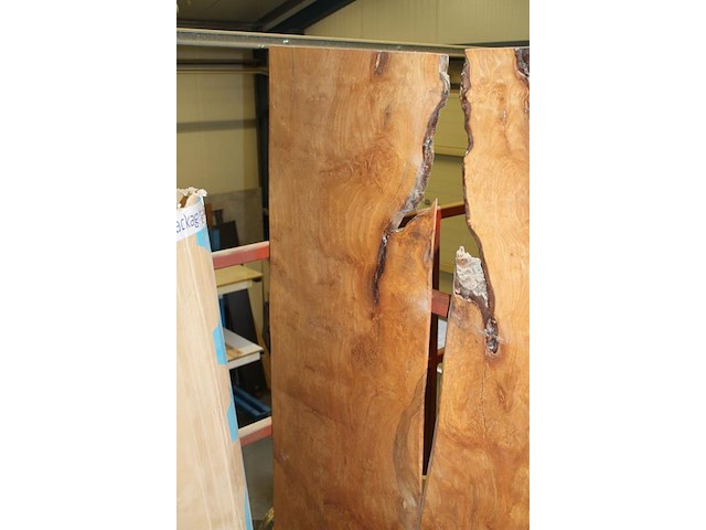 Twee boomtafelbladen circa 60 x 63 cm met dikte 22 mm. - afbeelding 3 van  5