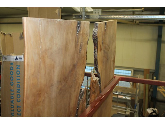 Twee boomtafelbladen circa 60 x 63 cm met dikte 22 mm. - afbeelding 5 van  5