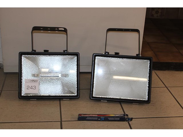 Twee bouwlampen met afmeting 30 x 22,6 cm. - afbeelding 1 van  2