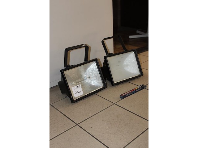 Twee bouwlampen met afmeting 30 x 22,6 cm. - afbeelding 2 van  2