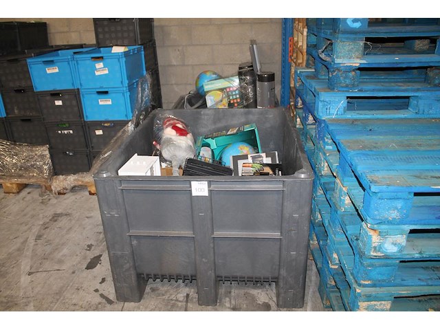 Twee boxen met winkelretouren. let op: exclusief boxen. - afbeelding 1 van  3