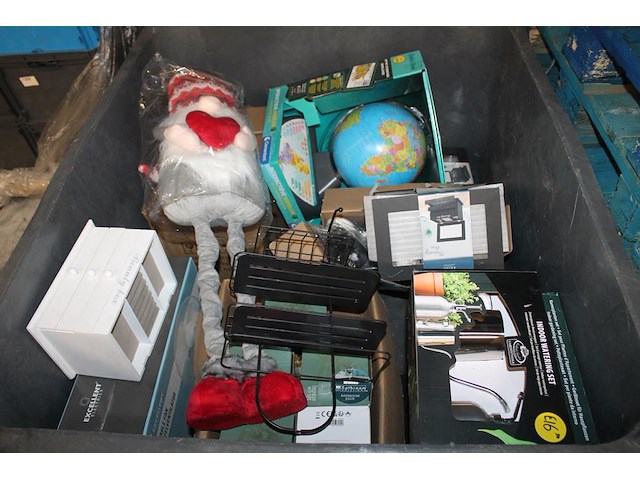 Twee boxen met winkelretouren. let op: exclusief boxen. - afbeelding 2 van  3