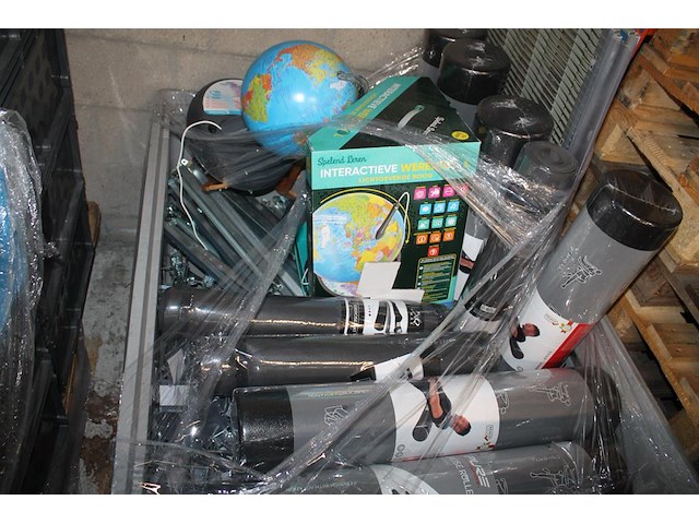 Twee boxen met winkelretouren. let op: exclusief boxen. - afbeelding 3 van  3