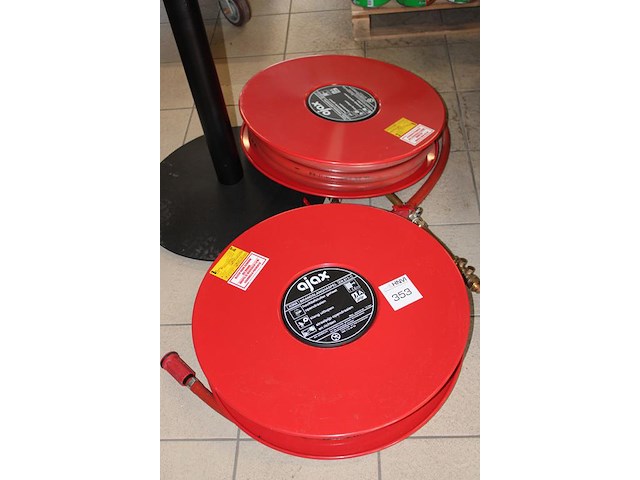 Twee brandslang haspels ajax. - afbeelding 2 van  2