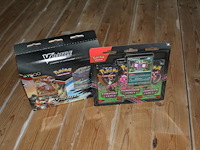 Twee bundels pokemon kaarten vbattle deck en schrouded fable. onderdeel van combinatiekavel kavels p001 t/m p051 combinatiekavel - afbeelding 1 van  3