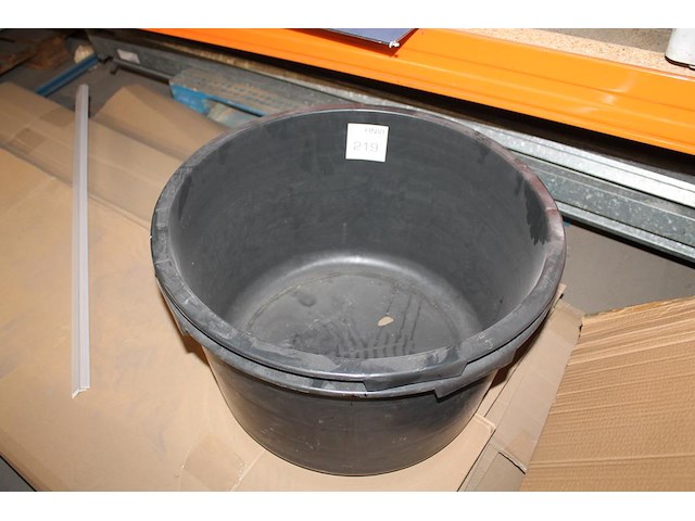 Twee cementkuipen. - afbeelding 1 van  1