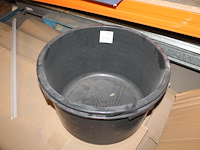 Twee cementkuipen. - afbeelding 1 van  1